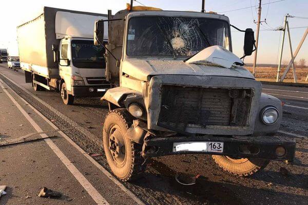 Женщина на "Ниссане" врезалась в 3 грузовика и легковушку, а потом в столб на трассе М-5 в Самарской области | CityTraffic
