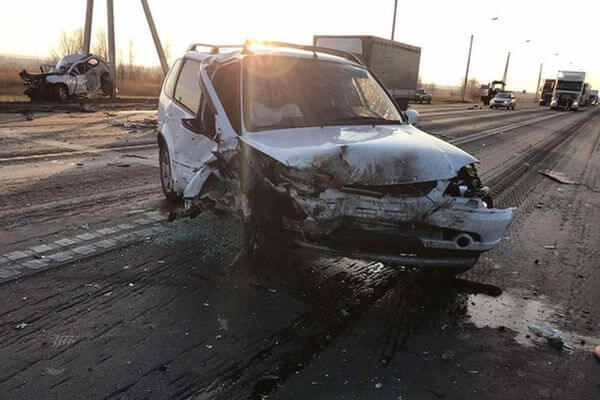 Женщина на "Ниссане" врезалась в 3 грузовика и легковушку, а потом в столб на трассе М-5 в Самарской области | CityTraffic