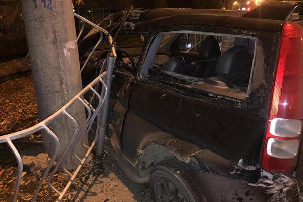 В Самаре водитель "Мерседеса" врезался в 2 автомобиля и скрылся | CityTraffic