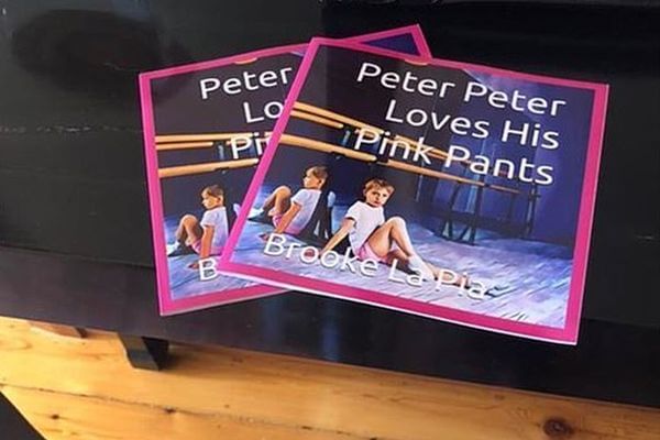 Читатели обвинили в педофилии женщину, написавшую книгу про мальчика, который "любит розовые штаны" | CityTraffic