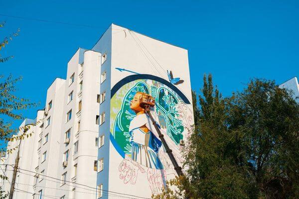 На фасаде дома на улице Ново-Садовой в Самаре появился мурал, посвященной борьбе с коронавирусом | CityTraffic