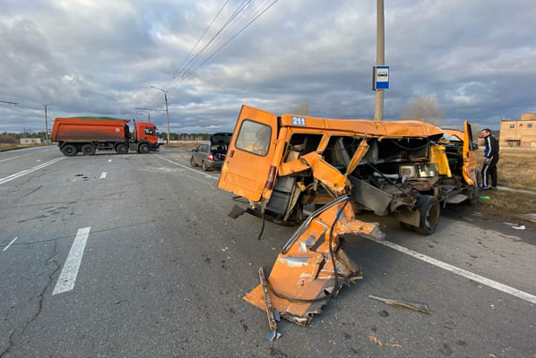 В Тольятти 5 человек пострадали в результате столкновения грузовика и маршрутки | CityTraffic