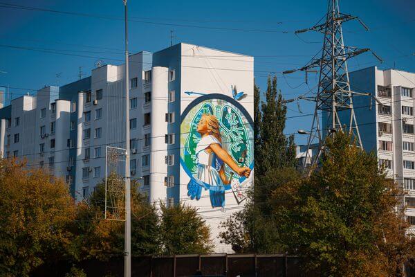 На фасаде дома на улице Ново-Садовой в Самаре появился мурал, посвященной борьбе с коронавирусом | CityTraffic
