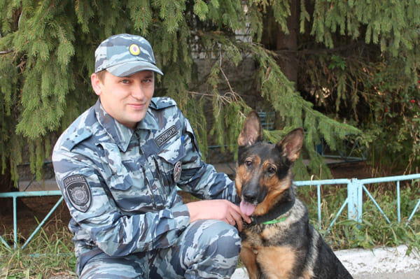 В Сызрани служебная собака привела сотрудников полиции к канализационному колодцу, где прятался грабитель