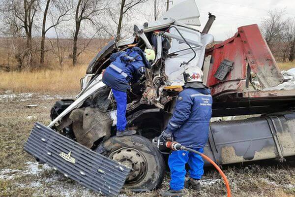 Водитель МАЗа погиб при столкновении с КаМАЗом в Самарской области | CityTraffic