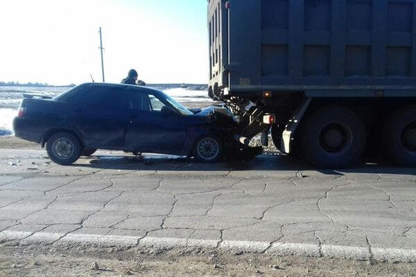 Между самарскими селами "десятка" из Оренбурга врезалась грузовик из Татарстана | CityTraffic