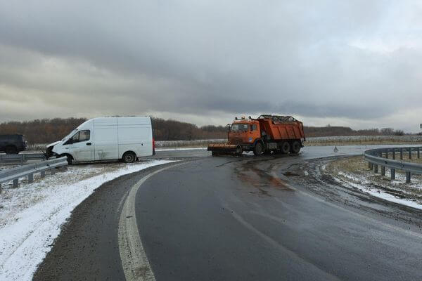 КаМАЗ отправил фургон ГАЗ в ограждение на трассе под Самарой | CityTraffic