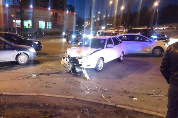 В Тольятти пьяный водитель без прав на "Приоре" врезался в "Гранту" и "Калину" | CityTraffic