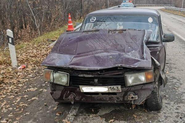 В Самарской области водитель "пятерки" врезался в ограждение и в дерево | CityTraffic
