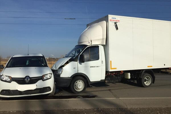Водитель "Рено" попал в больницу, не пропустив грузовую "ГАЗель" в Самаре | CityTraffic