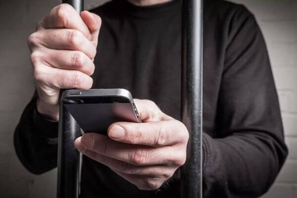 В Самаре сотрудника ИК‑6 подозревают в получении взятки от осужденного за 2 мобильных телефона