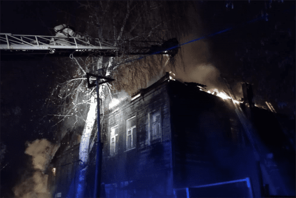 В Самаре ночью пожарные по повышенному рангу вызова тушили горящий частный дом: видео | CityTraffic