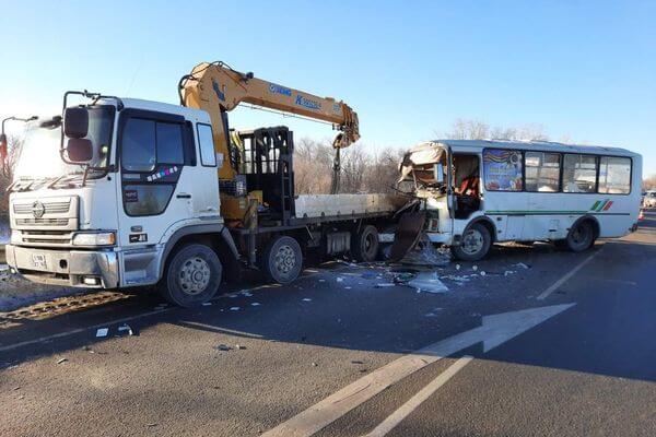 В Самарской области автобус врезался в грузовик, который сбил пешехода | CityTraffic