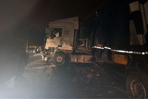 Легковушка устроила аварию с двумя грузовиками на трассе М-5 в Самарской области | CityTraffic