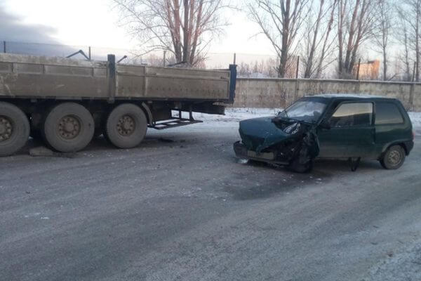 В Тольятти "Ока" выскочила на встречную полосу и врезалась в грузовик | CityTraffic