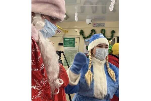 В одном из трамваев Самары Дед Мороз и Снегурочка дарили пассажирам маски | CityTraffic
