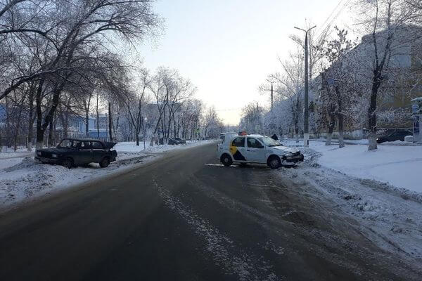 Таксист сбил 89-летнего дедушку и врезался в припаркованный автомобиль в Новокуйбышевске | CityTraffic