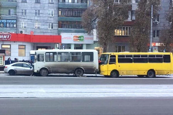 В Самаре легковушка влетела в ПАЗ, который столкнулся с другим автобусом | CityTraffic