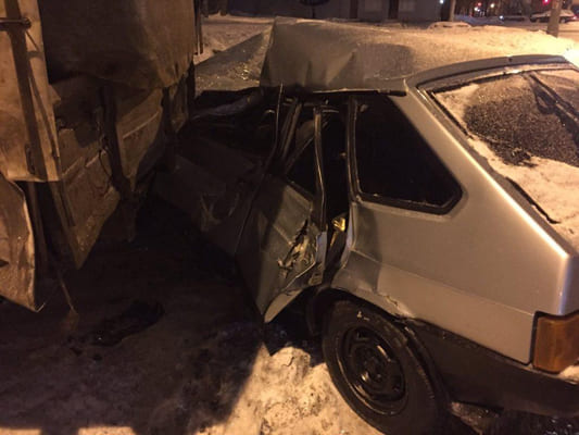 В Самаре начинающий водитель врезался в припаркованную ГАЗель и попал в больницу | CityTraffic
