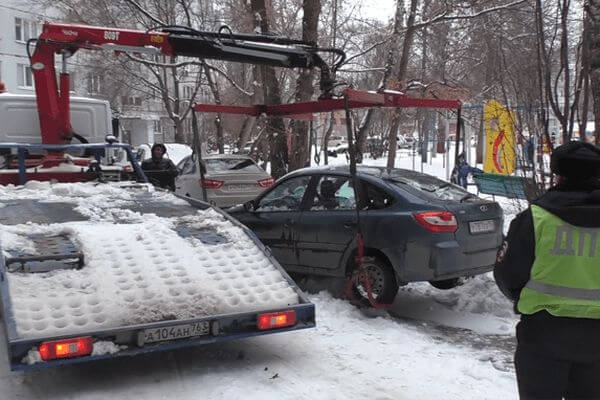 В Самаре за сутки на штраф­стоянку отправили 10 автомо­билей, мешающих уборке улиц от снега