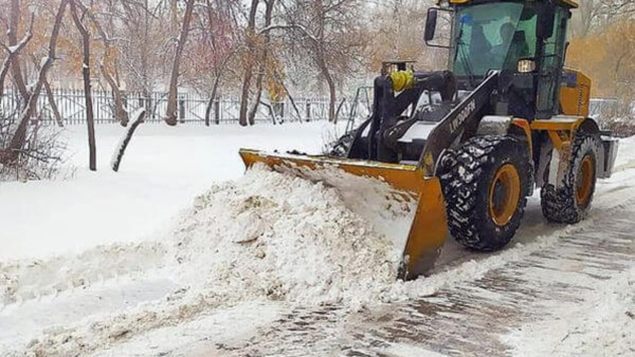 В Самаре на уборку снега в воскресенье вышли почти 3 тысячи дворников и 450  единиц техники | CityTraffic