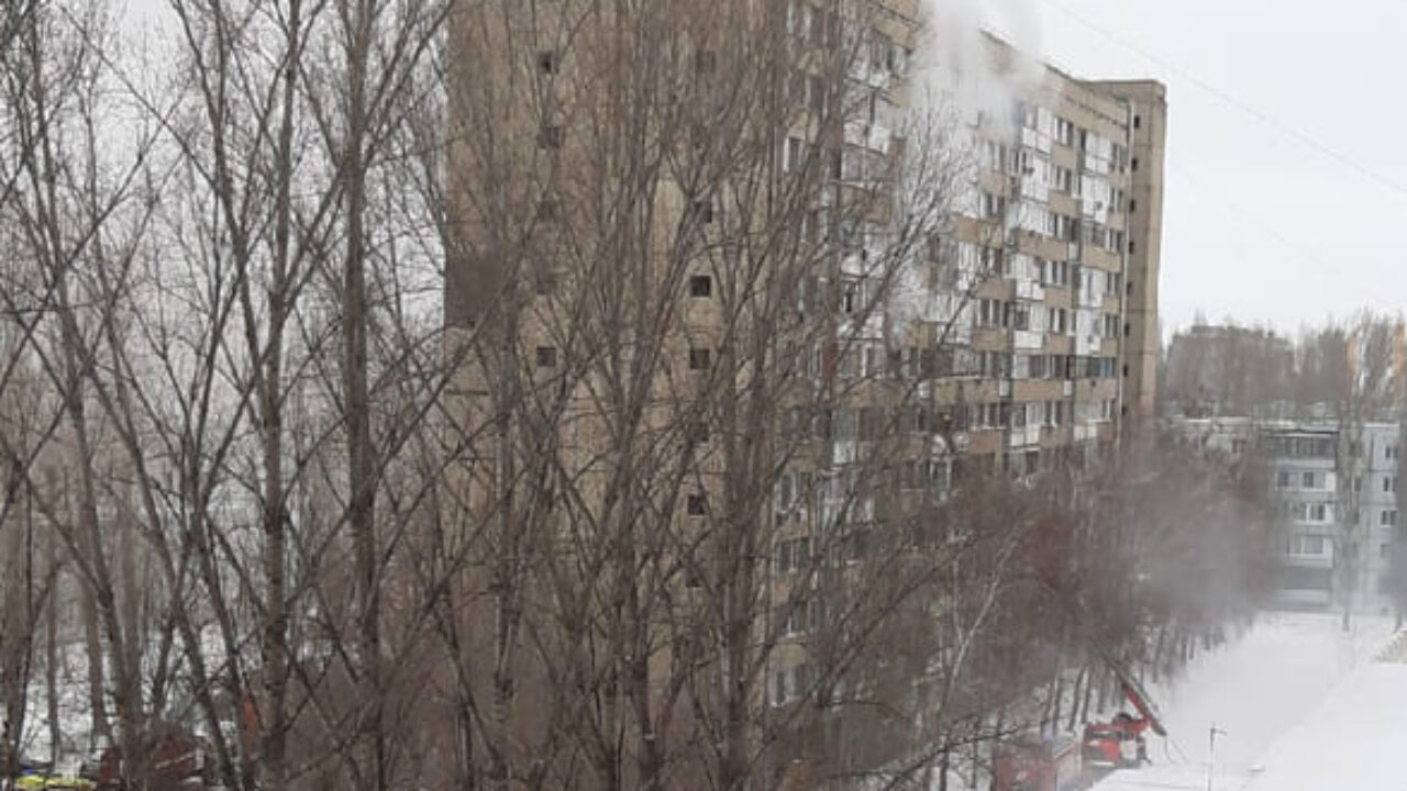 В Тольятти 18 человек тушили пожар в квартире дома на улице Ворошилова |  CityTraffic