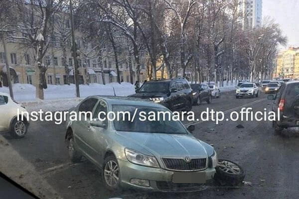 В Самаре "Шкода" осталась без колеса после столкновения с машиной ДПС | CityTraffic