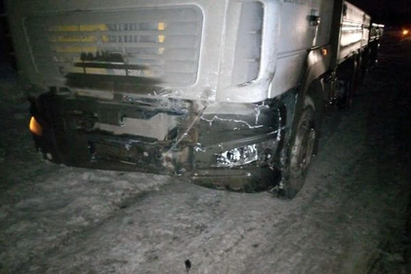 На трассе М-5 в Самарской области грузовик отправил легковушку в ограждение | CityTraffic