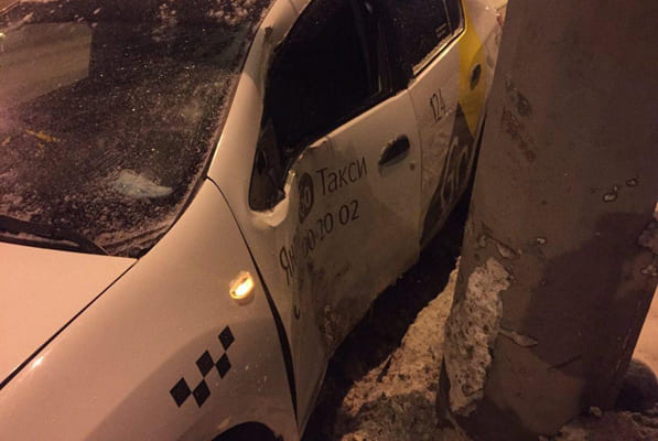 В Самаре помощь медиков потребовалась пассажирке автомобиля такси, который врезался в столб | CityTraffic