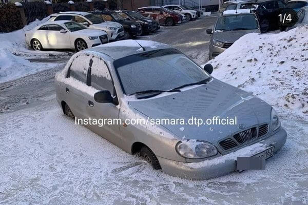 В Самаре  автомобили вмерзли в лед из-за коммунальной аварии | CityTraffic