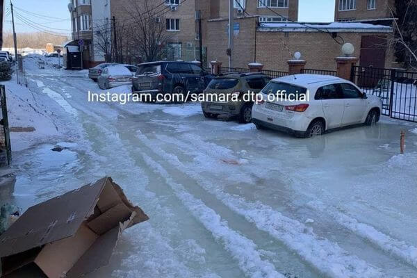 В Самаре  автомобили вмерзли в лед из-за коммунальной аварии | CityTraffic