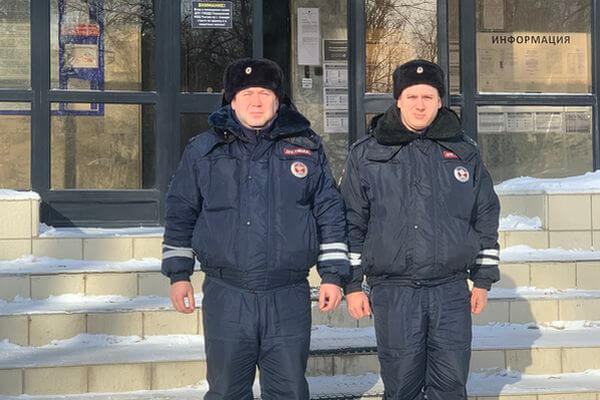 Полицейские Самары вытащили из снега внедорожник, в котором замерзала семья | CityTraffic