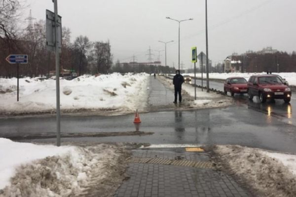 В Самаре водитель внедорожника сбил пенсионерку на переходе и отвез ее в больницу | CityTraffic