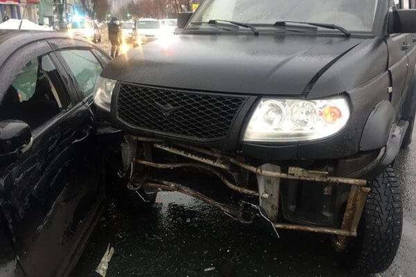 В Самаре УАЗ Патриот врезался в "Форд", водитель которого попал больницу | CityTraffic