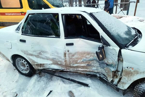 Два человека пострадали в столкновении "Приоры" и "Гранты" в Жигулевске | CityTraffic