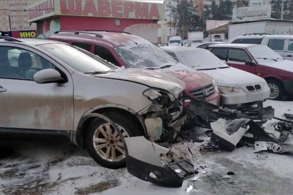 В Тольятти пьяный автомойщик сел в чужую "Мазду", разбил 5 машин и сркылся | CityTraffic