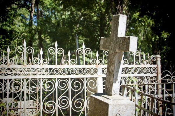 С чинов­ников из Самарской области взыскали 50 тысяч рублей за то, что не содержали сельские кладбища в порядке
