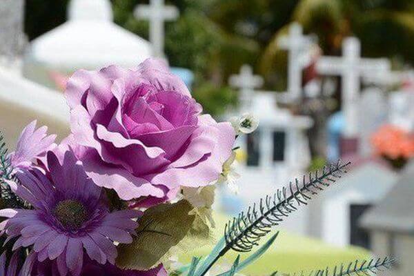 В Самаре на 1,3 млн рублей закупят искус­ственные цветы для похорон