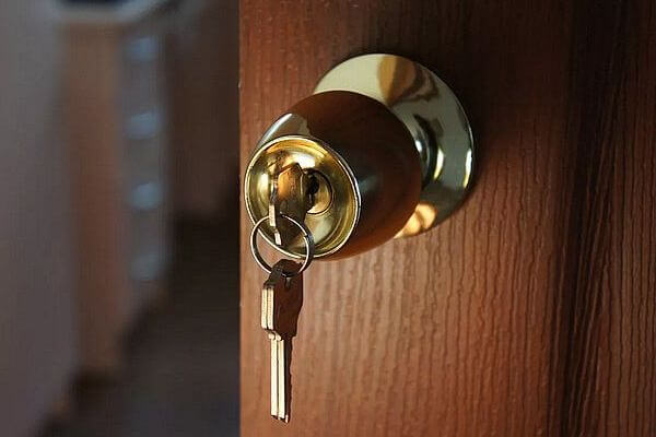 Житель Тольятти сделал дубликат ключей от квартиры соседки и обворовывал ее 4 месяца | CityTraffic