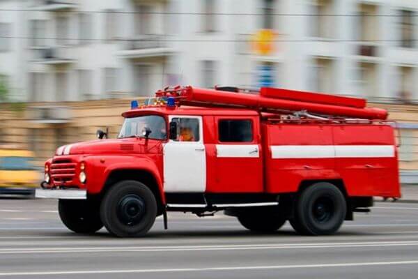 В Тольятти горящую дверь пришлось тушить 21 человеку | CityTraffic