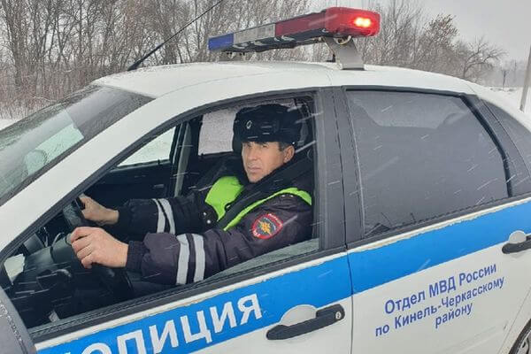 Полицейский из Самарской области помог выбраться из пробки 10 автомобилям в День защитника Отечества | CityTraffic