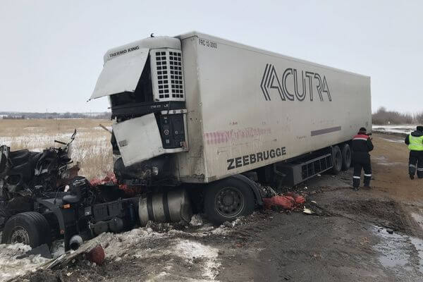 В Самарской области столкнулись два грузовика, пострадал водитель | CityTraffic