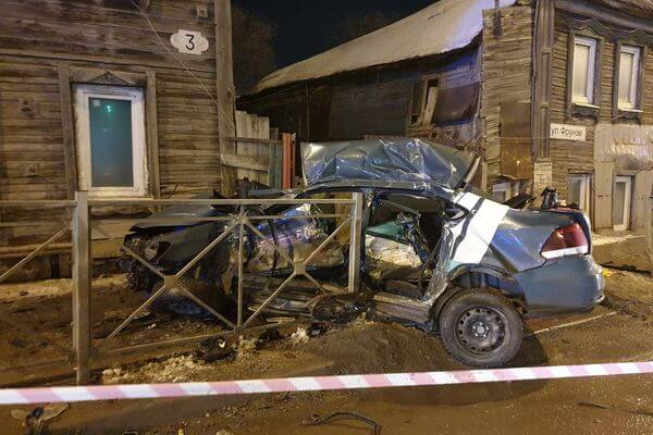 Три человека погибли в автомобиле "Фольксваген", который протаранил ограждение в Самаре | CityTraffic