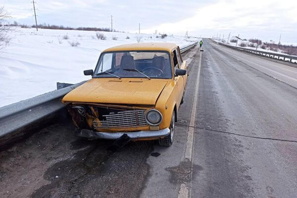 В Самарской области "копейка" врезалась в дорожное ограждение, водитель попал в больницу | CityTraffic