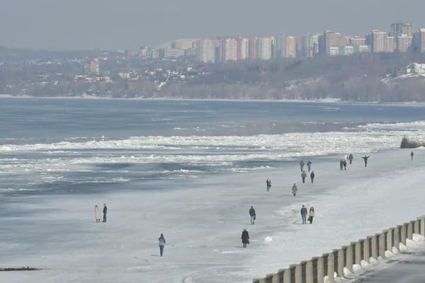 У берегов Самары и Сызрани лед в конце декабря 2023 года толще нормы на 10 см