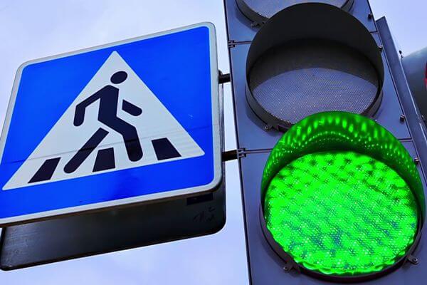 Жители Самары просят увеличить время горения зеленого сигнала для пешеходов на перекрестке улиц Полевой и Самарской