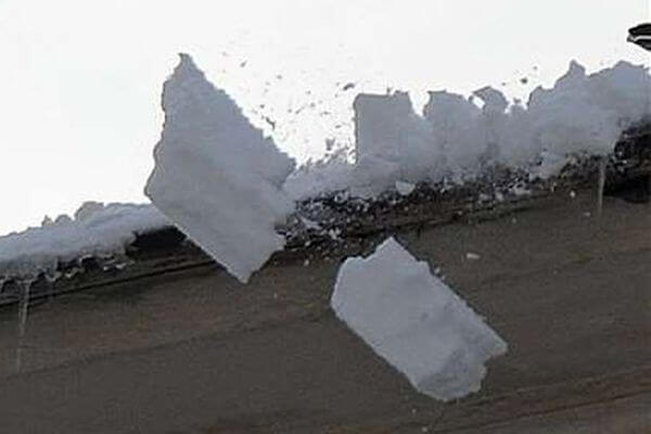 В Самаре будут судить директора УК за снег, упавший с крыш на прохожих