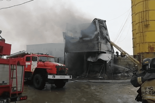 В Самаре 96 человек тушат горящее производственное здание | CityTraffic