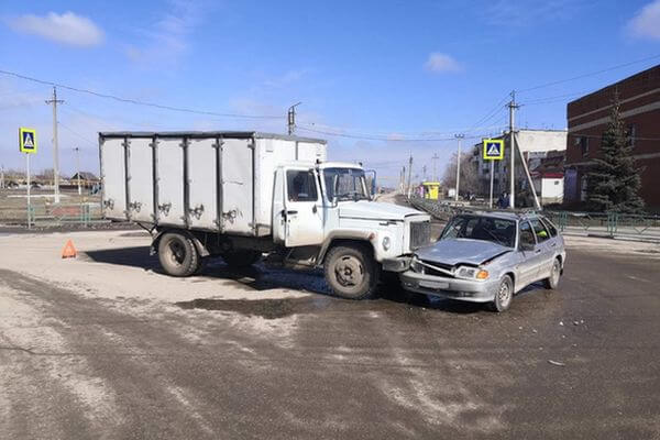 В Самарской области пострадала пассажирка легковушки, врезавшейся в ГАЗель | CityTraffic