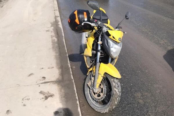 В Самаре мотоциклист врезался в бордюр и опрокинулся | CityTraffic